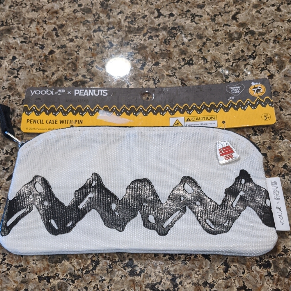 Peanuts Snoopy Charlie Brown Zip Pencil Case With Snoopy Lapel Pin Brooch NEW